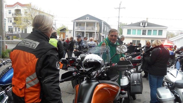 Une bénédiction de motos attire une centaine de motocyclistes