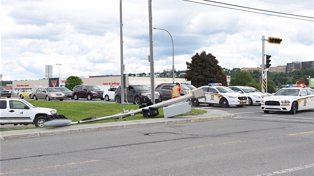 Feu de circulation fauché à Rivière-du-Loup