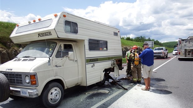Véhicule récréatif en feu sur l’autoroute 85
