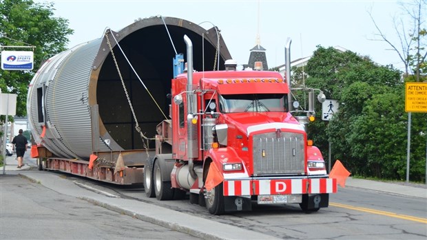 Un poids lourd coincé au centre-ville de Rivière-du-Loup