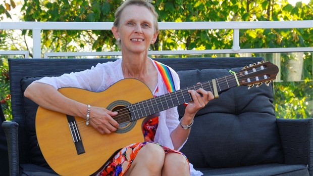Jocelyne Albert en prestation musicale au Manoir Fraser