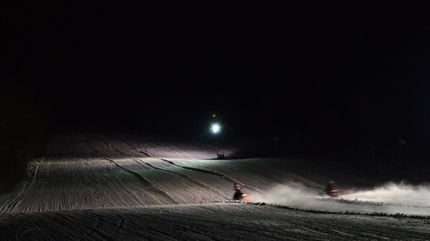 Accélération de motoneige dans la piste 3 du Mont Biencourt