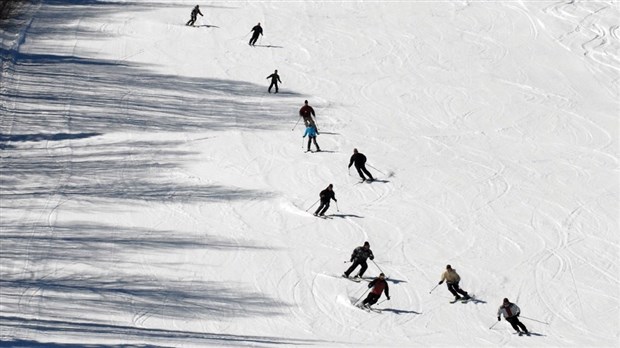 Initiation au ski alpin ou à la planche à neige pour les tout petits