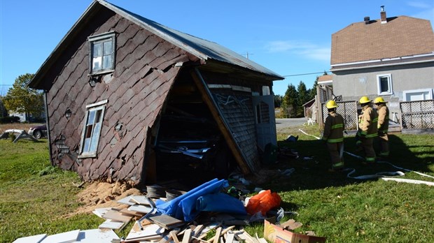 Un véhicule défonce un garage à Saint-François-Xavier-de-Viger