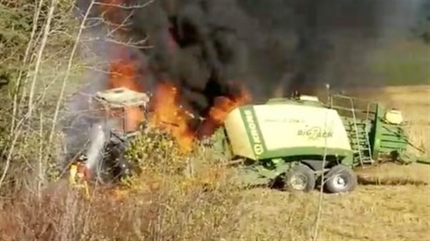 [VIDÉO] Un tracteur s'enflamme à Cacouna