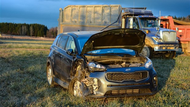 Collision entre un poids lourd et une voiture à Saint-Alexandre