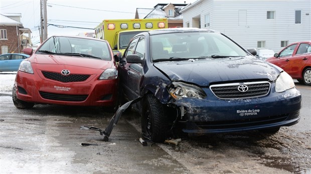 Un automobiliste percute une voiture immobilisée à Rivière-du-Loup