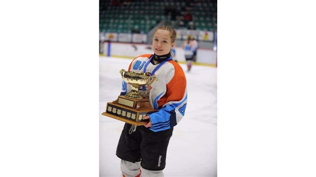 Une élève du Hockey féminin-études déjà sous contrat avec les Pionnières