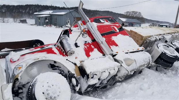 Deux poids lourds se renversent sur la route 132
