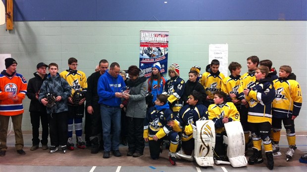 De jeunes hockeyeurs jouent pour leur ancien compagnon