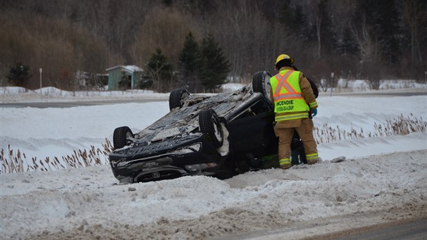 Quatre personnes impliquées dans un capotage sur l’autoroute 20