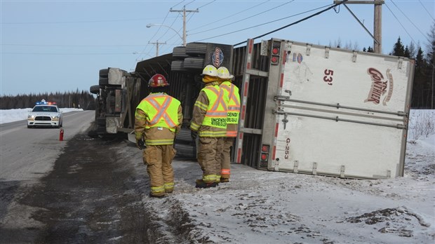 Un camion se renverse à Rivière-du-Loup
