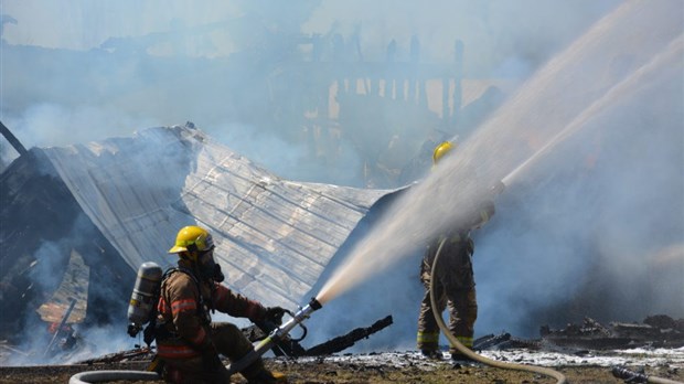 Un incendie majeur fait un blessé à Saint-Philippe-de-Néri
