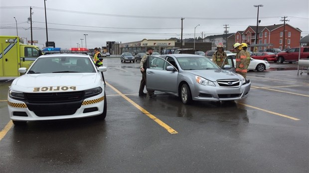 Collision dans le stationnement du IGA Extra