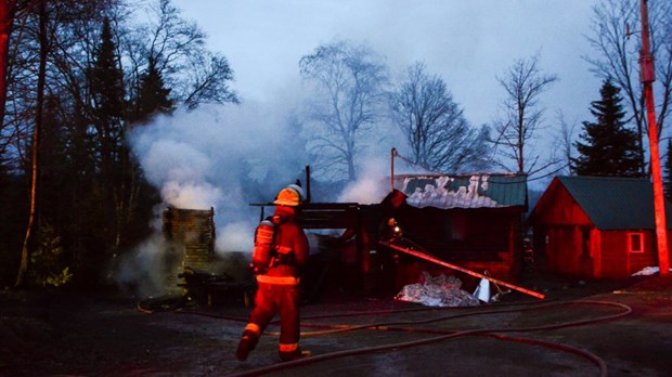 Un incendie ravage un chalet à Saint-Guy
