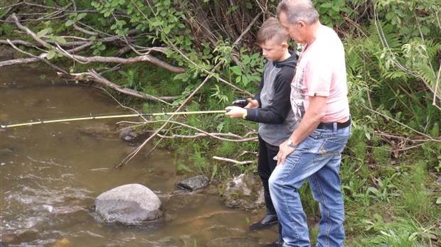 Des jeunes initiés à la pêche à Dégelis