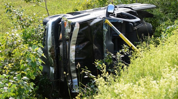Une camionnette fait une embardée à Saint-Hubert
