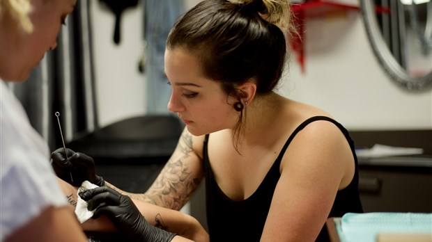 Le «handpoke» : un art d’aiguilles et d’encre