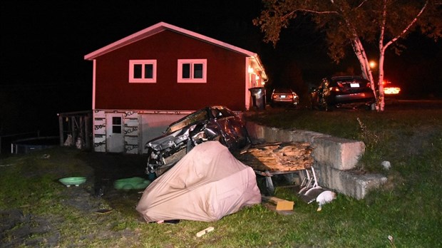 Une voiture percute une propriété à Notre-Dame-du-Portage 