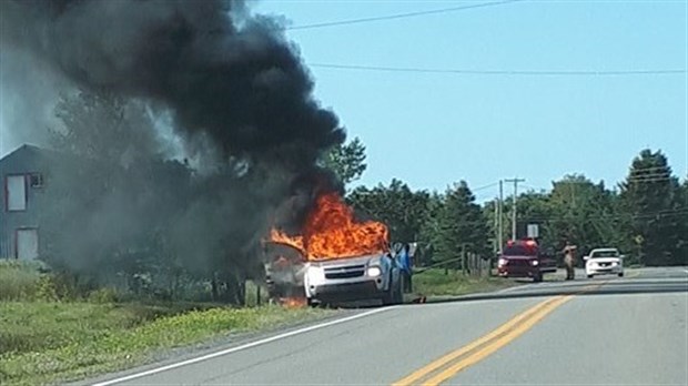 Une voiture s’enflamme à Rivière-du-Loup 