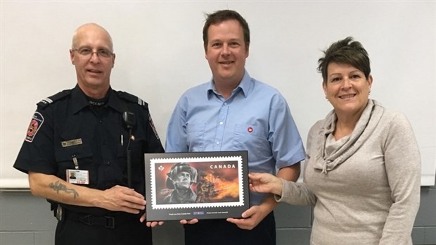 Un timbre de Postes Canada rend hommage aux pompiers canadiens