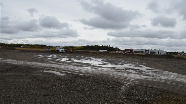 855 000 pieds carrés de terrains commerciaux et industriels