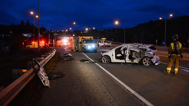 Accident impliquant un autobus et une voiture