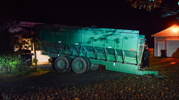 Une remorque agricole percute une maison à Cacouna