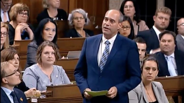  Changements climatiques : Guy Caron dénonce l'inaction libérale