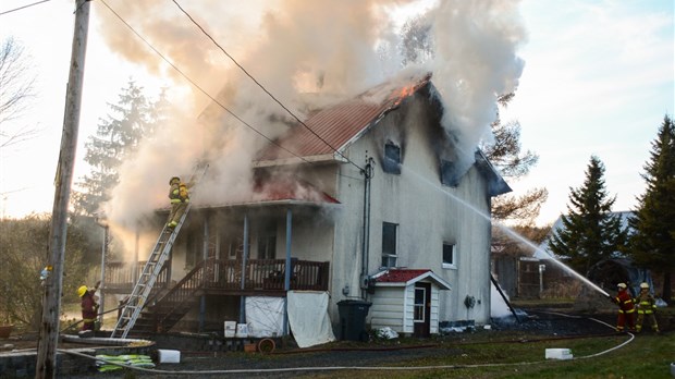 Un incendie ravage une maison à Lac-des-Aigles 