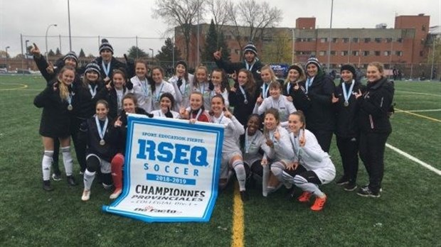 Laurie Viel est championne provinciale en soccer 
