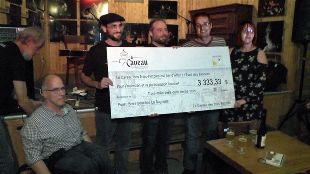 Remise du chèque de la bière bénéfice du Caveau des Trois-Pistoles