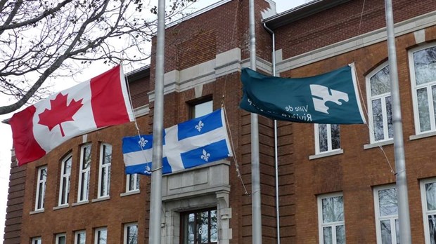 Décès de Bernard Landry : les drapeaux sont en berne
