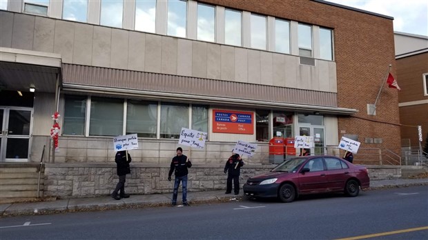 Les employés de Postes Canada en grève à Rivière-du-Loup