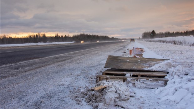 Un semi-remorque perd une partie de son chargement sur l’autoroute 20 