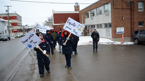 Grève des travailleurs des postes à Rivière-du-Loup