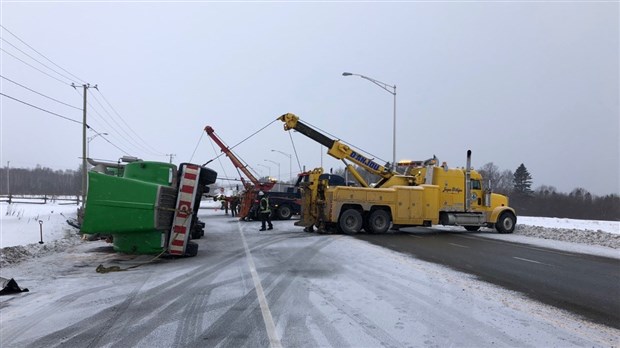 Un camion lourd se renverse à Notre-Dame-des-Neiges 