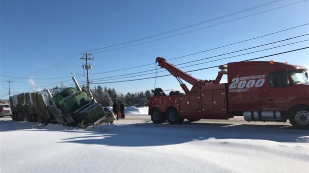 Un poids lourd en fâcheuse position à Rivière-du-Loup