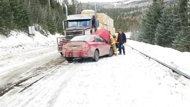Collision impliquant un poids lourd et une voiture à Packington