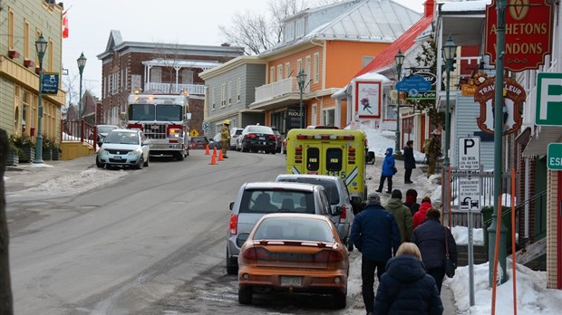 Deux personnes transportées vers l'hôpital après un malaise sur la rue Lafontaine
