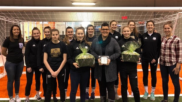 Des étudiantes en sports-études soccer font un don de 312 repas à la Bouffe pop 