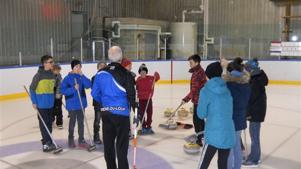 Des jeunes et des ainés jouent au curling au Transcontinental
