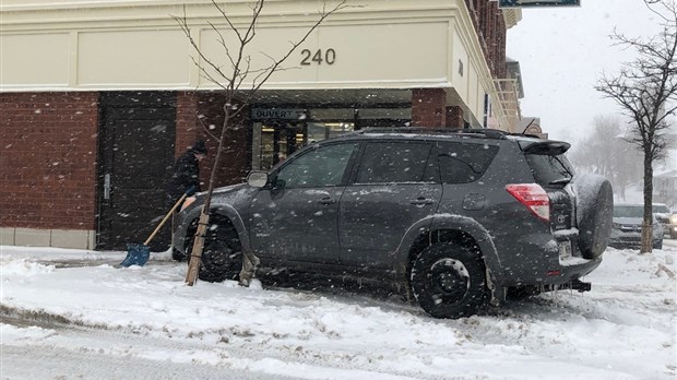 Un véhicule heurte une pharmacie à Rivière-du-Loup