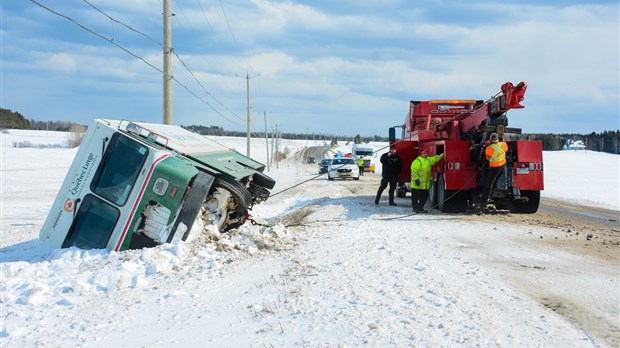 Un camion de livraison se retrouve dans le fossé à Saint-Alexandre-de-Kamouraska
