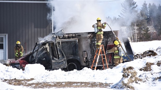 Un véhicule agricole prend feu à Saint-Arsène 