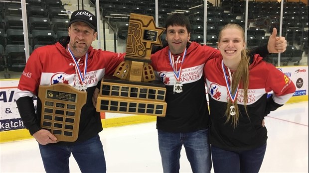Trois Témiscouatains gagnent l’or au Championnat canadien de ballon sur glace