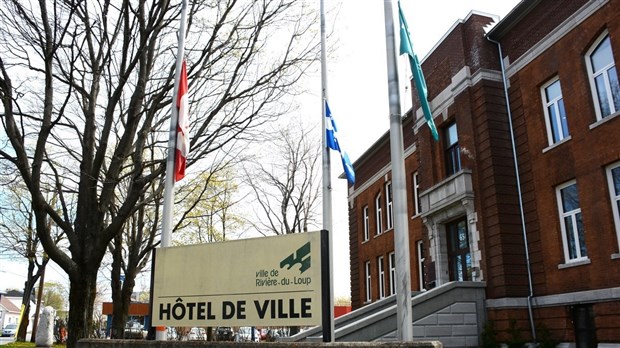 Rivière-du-Loup met son drapeau en berne