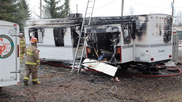 Une roulotte ravagée par les flammes à Témiscouata-sur-le-Lac