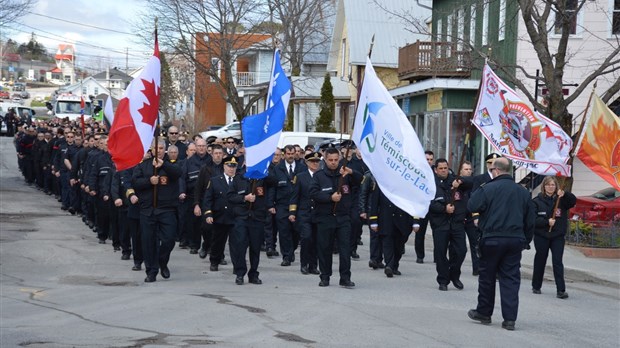Fraternité et solidarité lors des funérailles du pompier Carmel Moreault