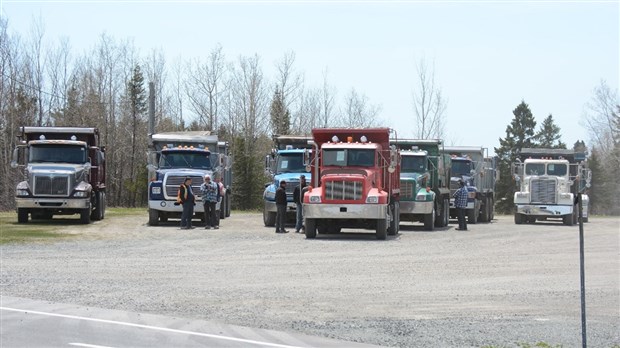 Des camionneurs artisans manifestent pour lutter contre la fausse facturation